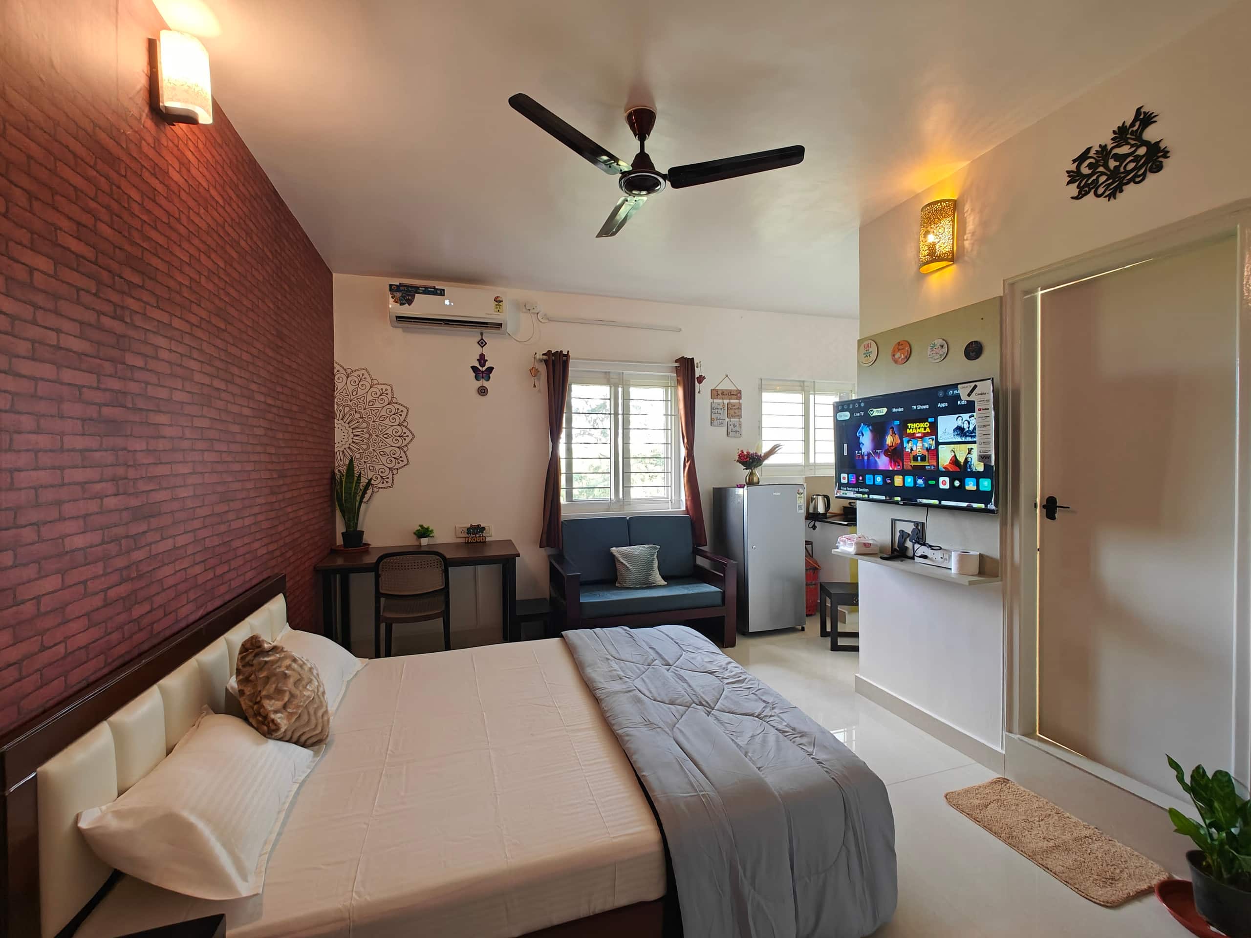 Sunny Nook Studio Penthouse HSR - Tap to explore photos