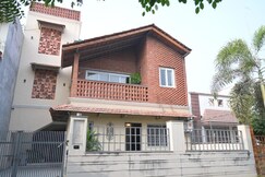 Red Brick Retreat | Entire 3BHK Apartment on G Floor