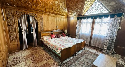 Maharaja Palace Houseboat Room Type - Deluxe Room Maharaja Palace Houseboat Room Type - Deluxe Room