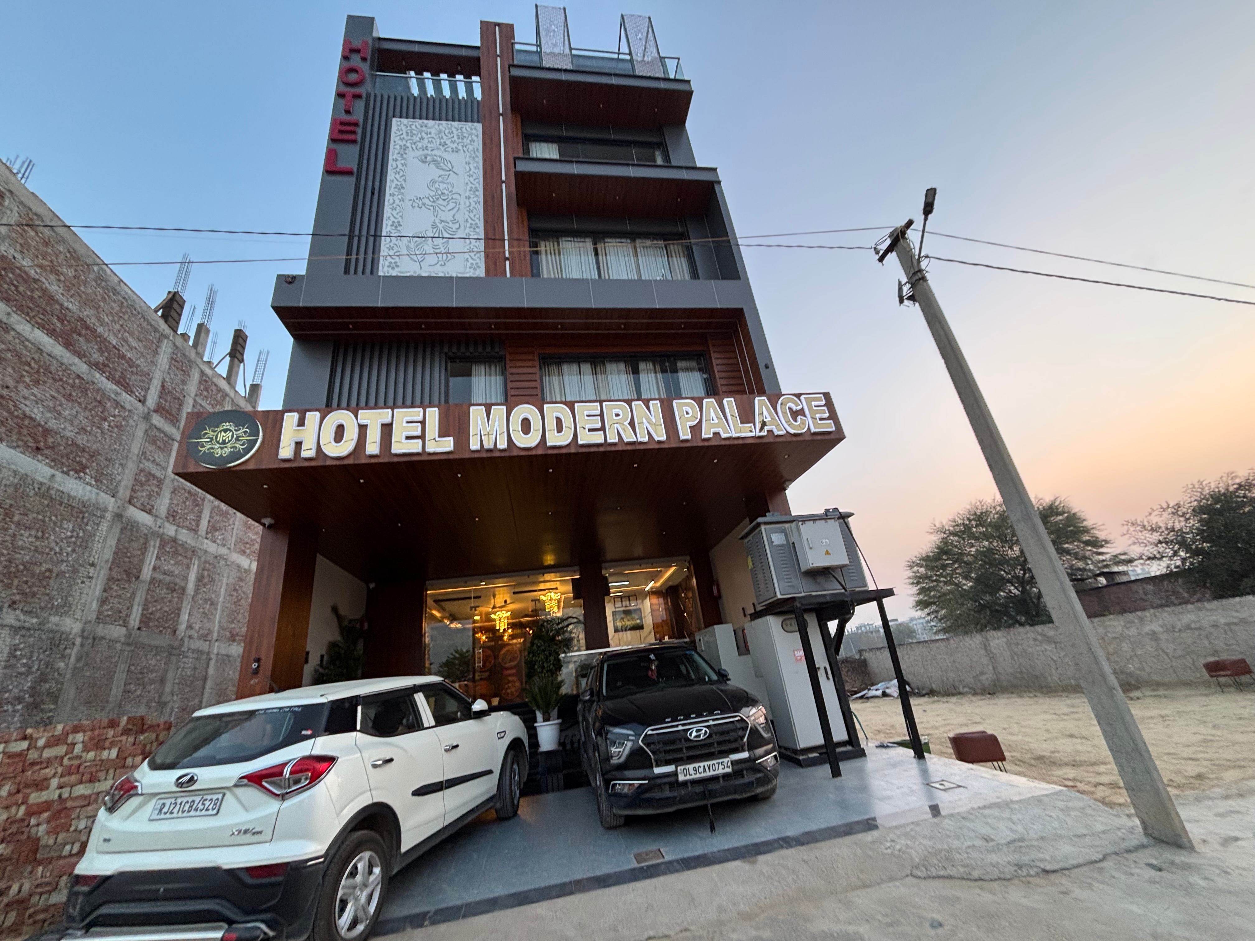 Hotel Modern Palace - Tap to explore photos