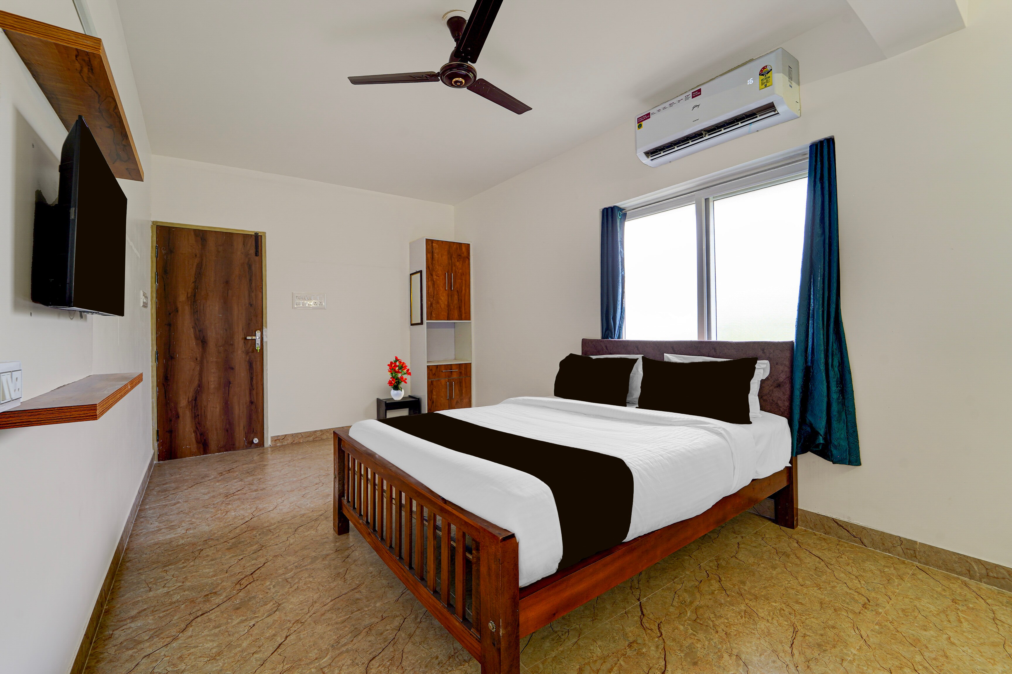 Townhouse MK University Bus Terminal Madurai Formerly Aca Elite - Tap to explore photos
