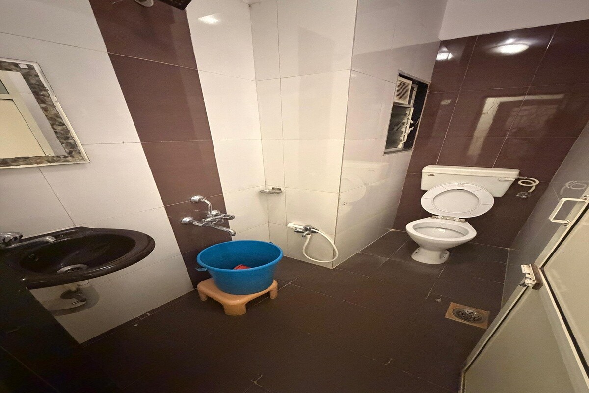 Hotel rosewood plaza - Mahabaleshwar , Couple & Family Stay Rooms with Free Wi-Fi - Tap to explore photos