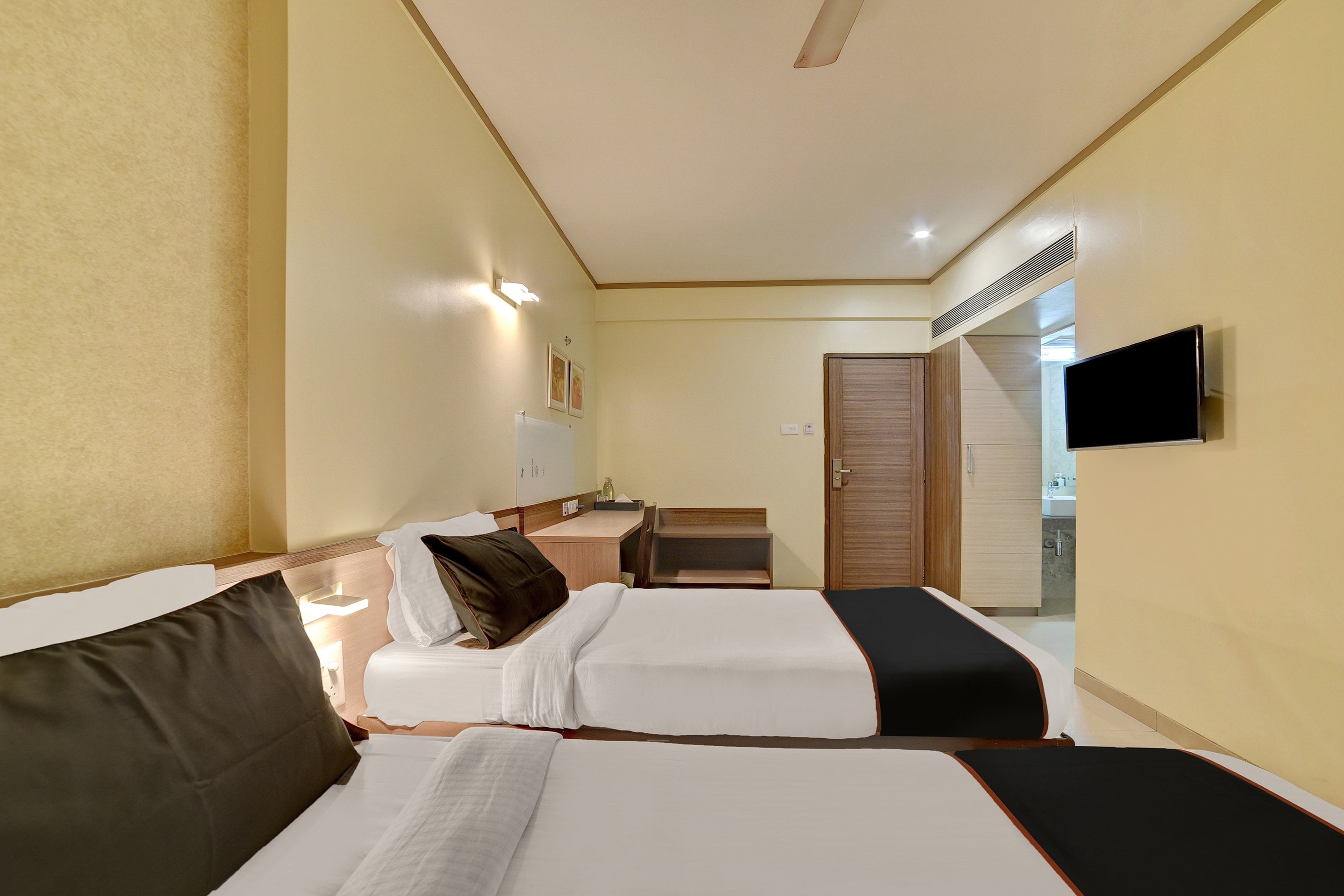 Flagship OYO Hotel Kapil Residenc - Tap to explore photos