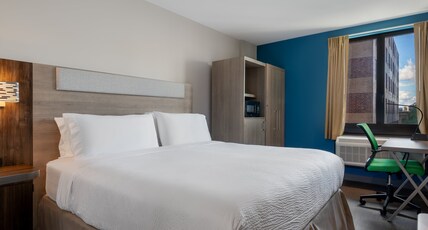 Holiday Inn Express & Suites BRONX - NYC Room Type - 1 King Standard Mobility Transfer Shower