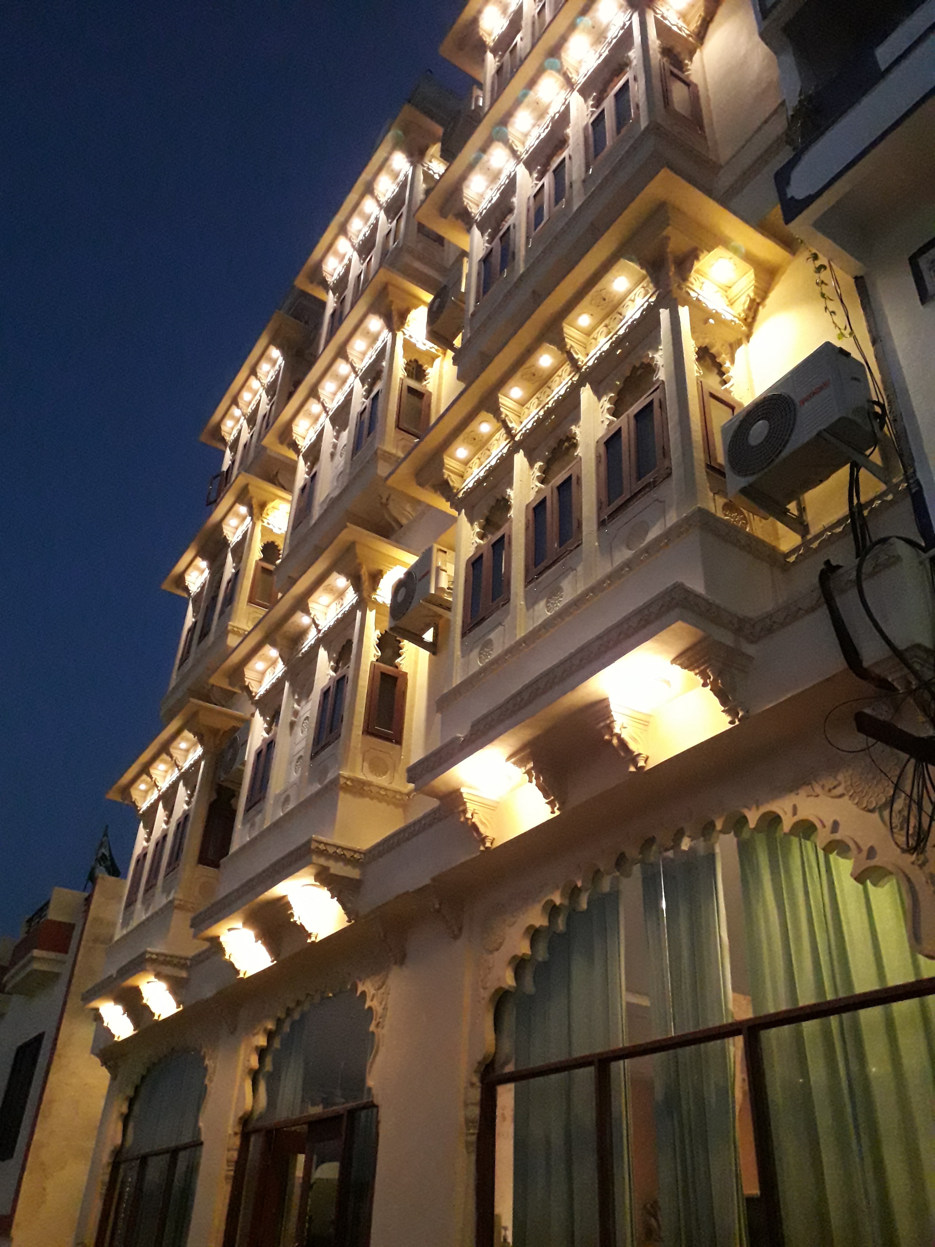 Hotel Mewari Villa - Tap to explore photos