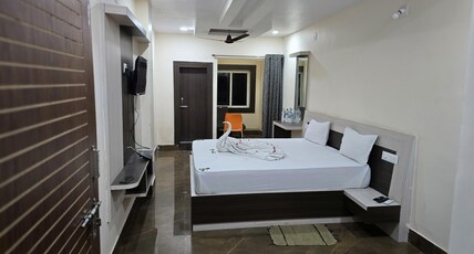 HOTEL DIVINE INN Room Type - Deluxe Room - AC