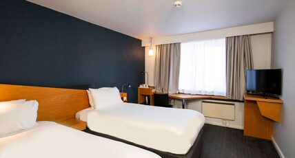 Holiday Inn Express STIRLING Room Type - 2 Single Standard with Free Hot Breakfast