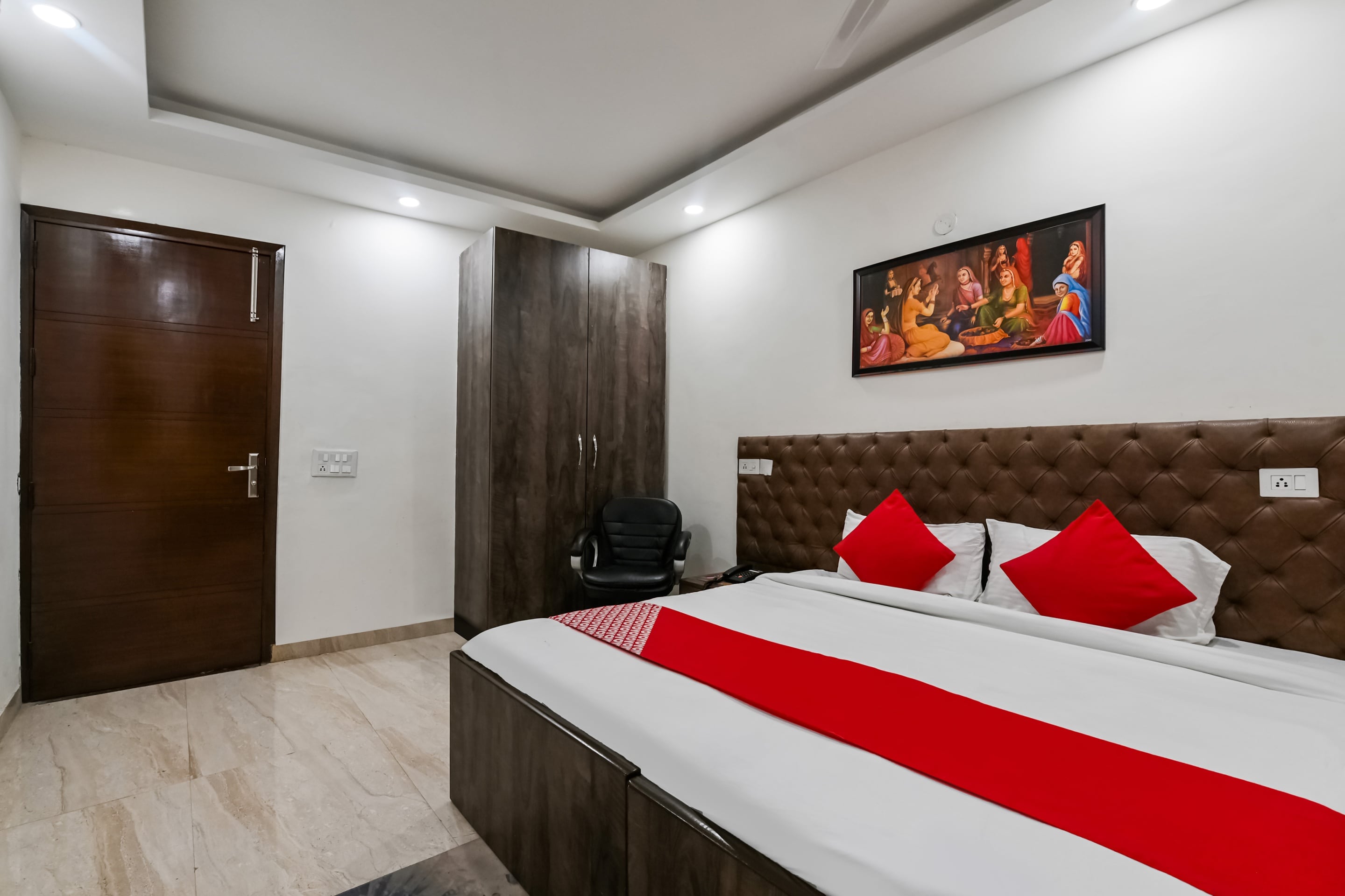 Hotel O Premium Rooms Chhatarpur - Tap to explore photos
