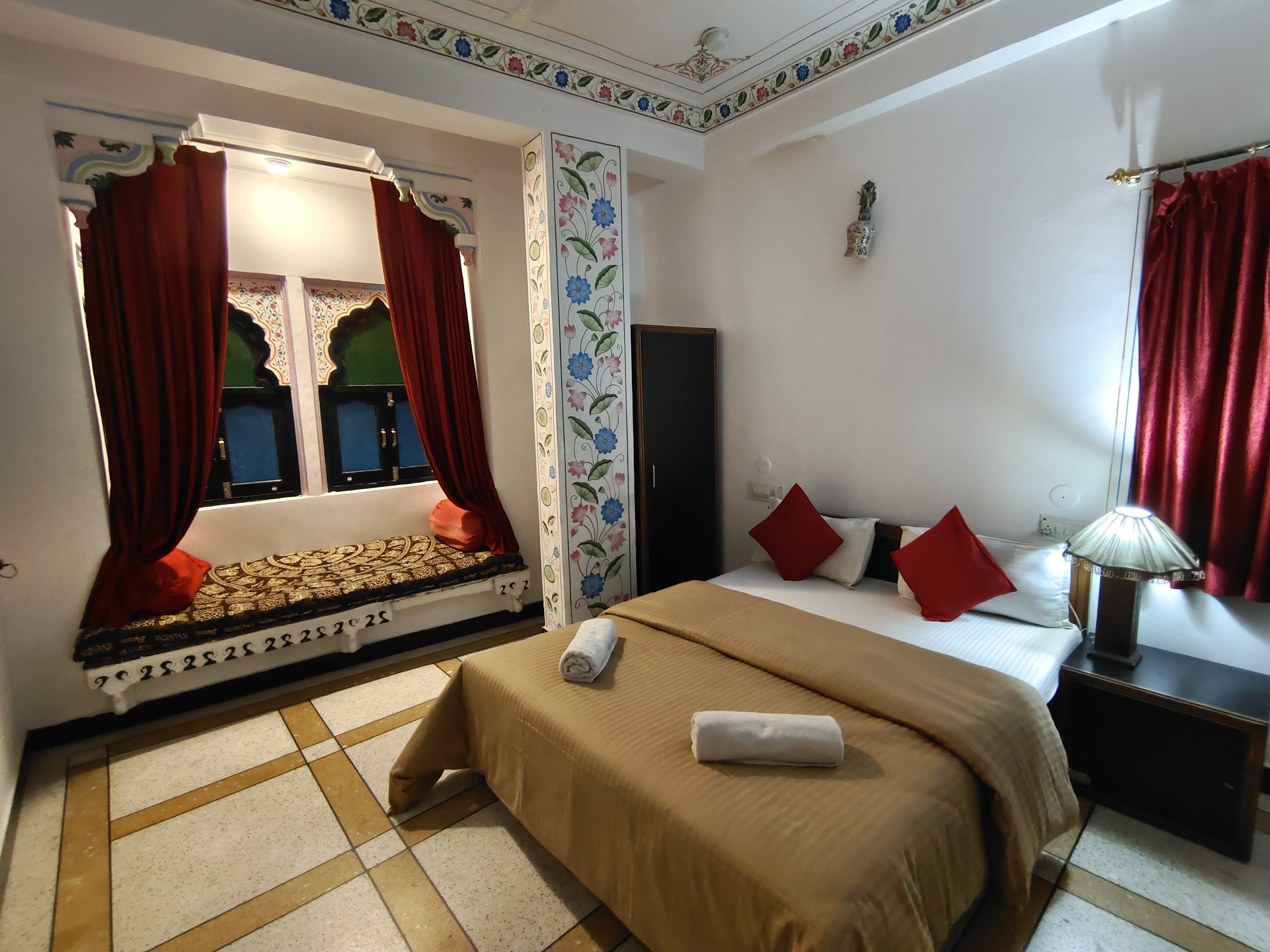 Mild Life Hostel Udaipur |250 Metres from Ambrai Ghat - Tap to explore photos