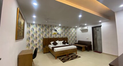 Hotel Royal Retreat Paschim Vihar by Alvish Group Room Type - The Royal Party Room