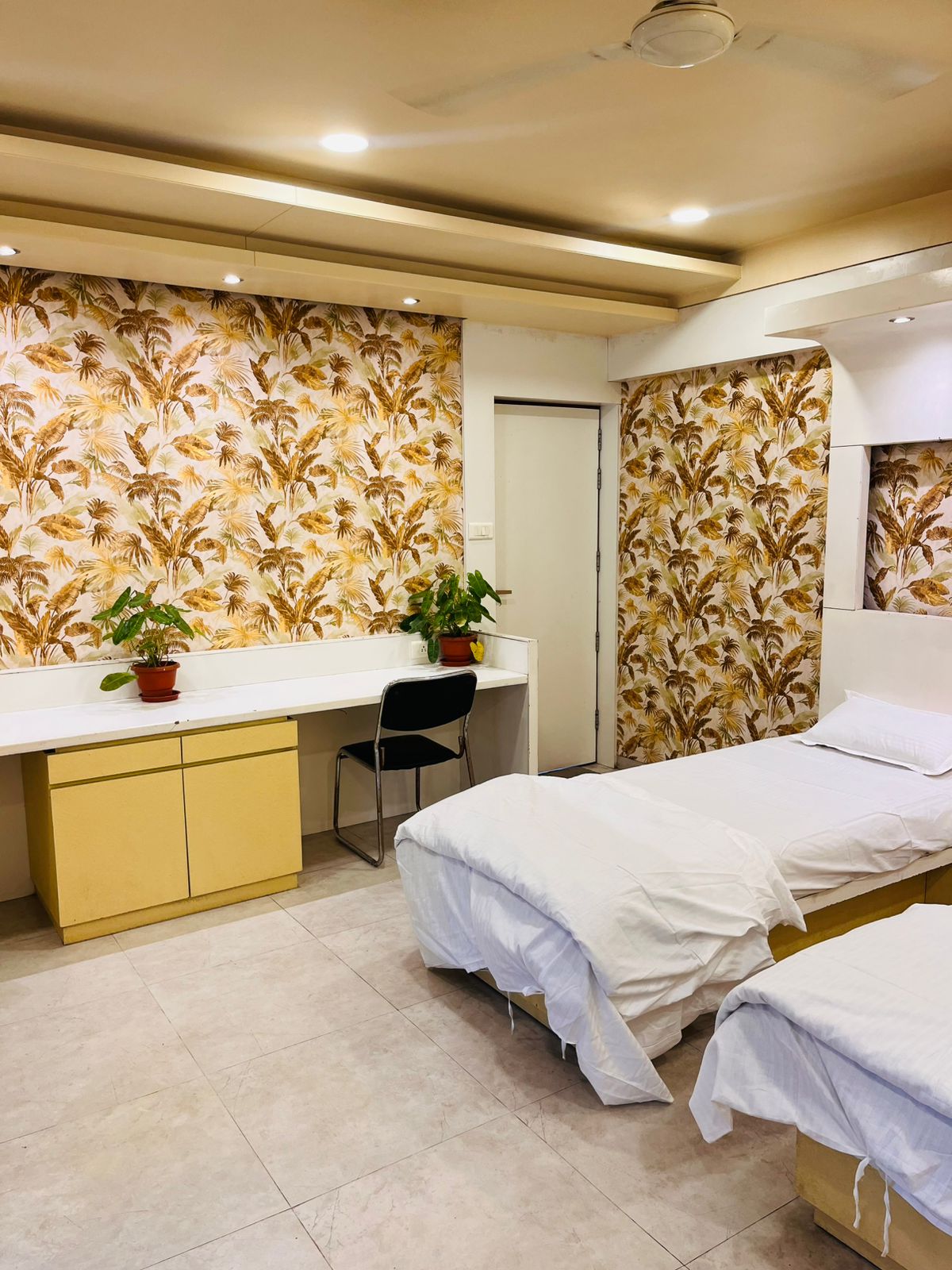 Sunflower Room | Studio Apartment - Tap to explore photos