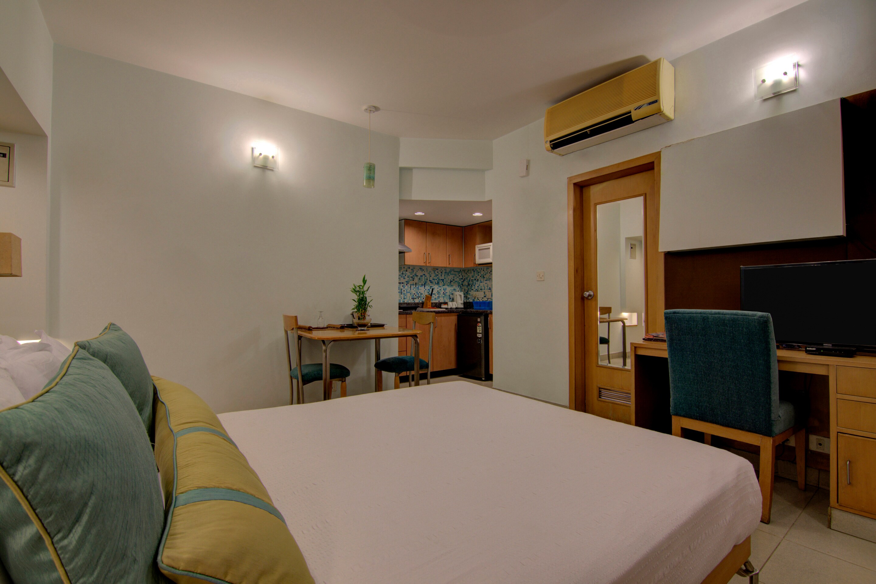 Tristar Service Apartments | Rooms & Wi-Fi - Tap to explore photos