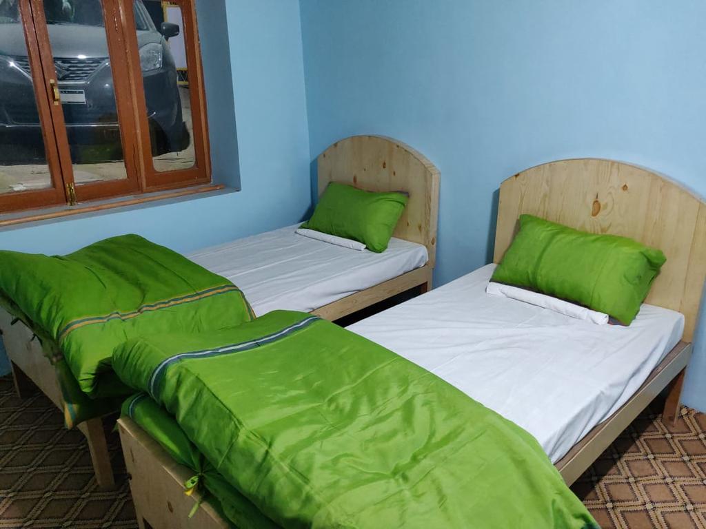 Rovers Den Hostel | Dorms & Wi-Fi - Tap to explore photos