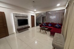 Villa SeaBreeze - Gorgeous 4BHK w/ Pool & Jacuzzi