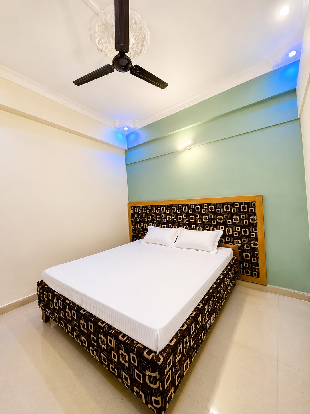 Hotel Swarn Kamal Inn - Tap to explore photos
