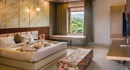 Corbett Tigers n Trees Room Type - Luxury Cottage with Jacuzzi