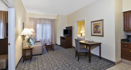 Staybridge Suites LANSING-OKEMOS, an IHG hotel Room Type - 3 Qn 2 Bdrm Ste Mobil Access Roll Shwr
