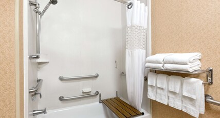 Hampton Inn Houston-Willowbrook Room Type - 1 KING ACC W TUB NON SMOK