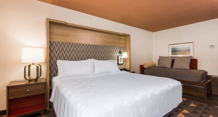 Holiday Inn BOONE - UNIVERSITY AREA Room Type - 1 King Standard Trundle Bed