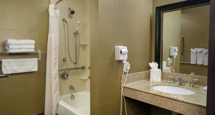 Hilton Garden Inn Phoenix Airport North Room Type - 1 KING ACC RM W BATHTUB