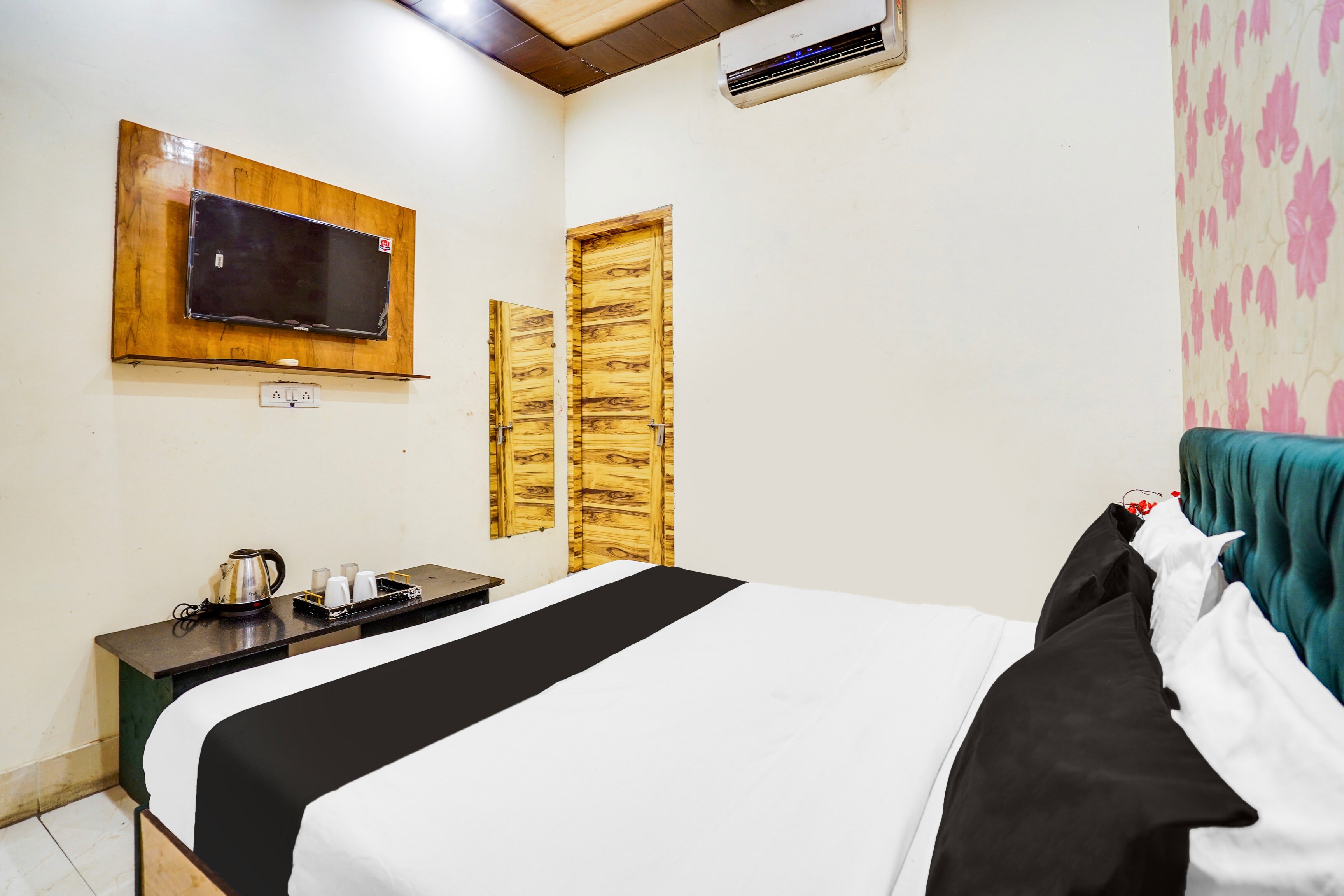Hotel Platinum Nearest Raj Bagh Metro Station Saheed Nagar - Tap to explore photos