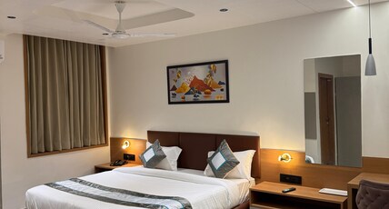 HOTEL THE ROSTRAL Room Type - Deluxe King Bed Room with City View