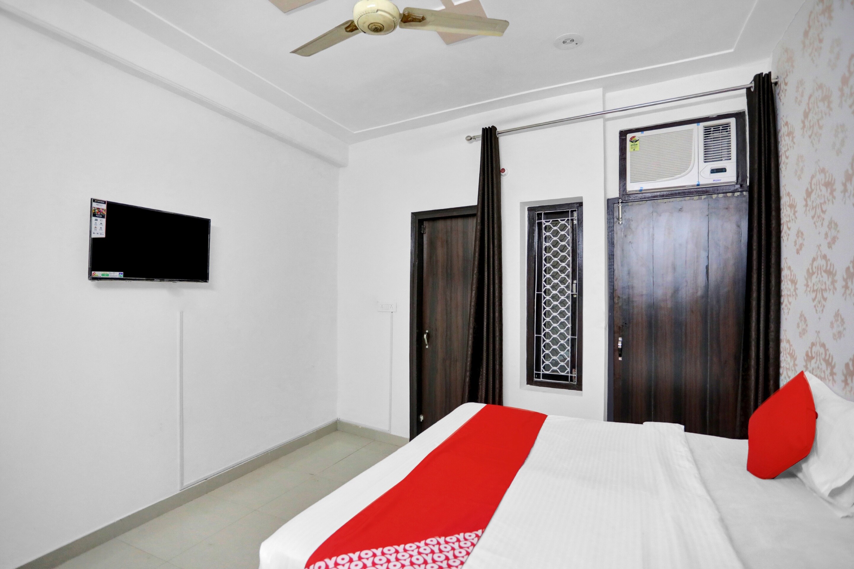 Hotel O Crown - Tap to explore photos