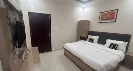Paradise Stays Room Type - Deluxe Double Room-1