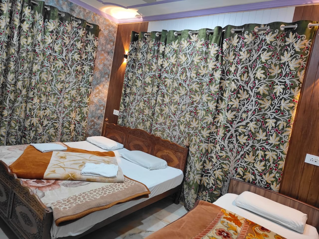 Nigeena Guest House - Tap to explore photos