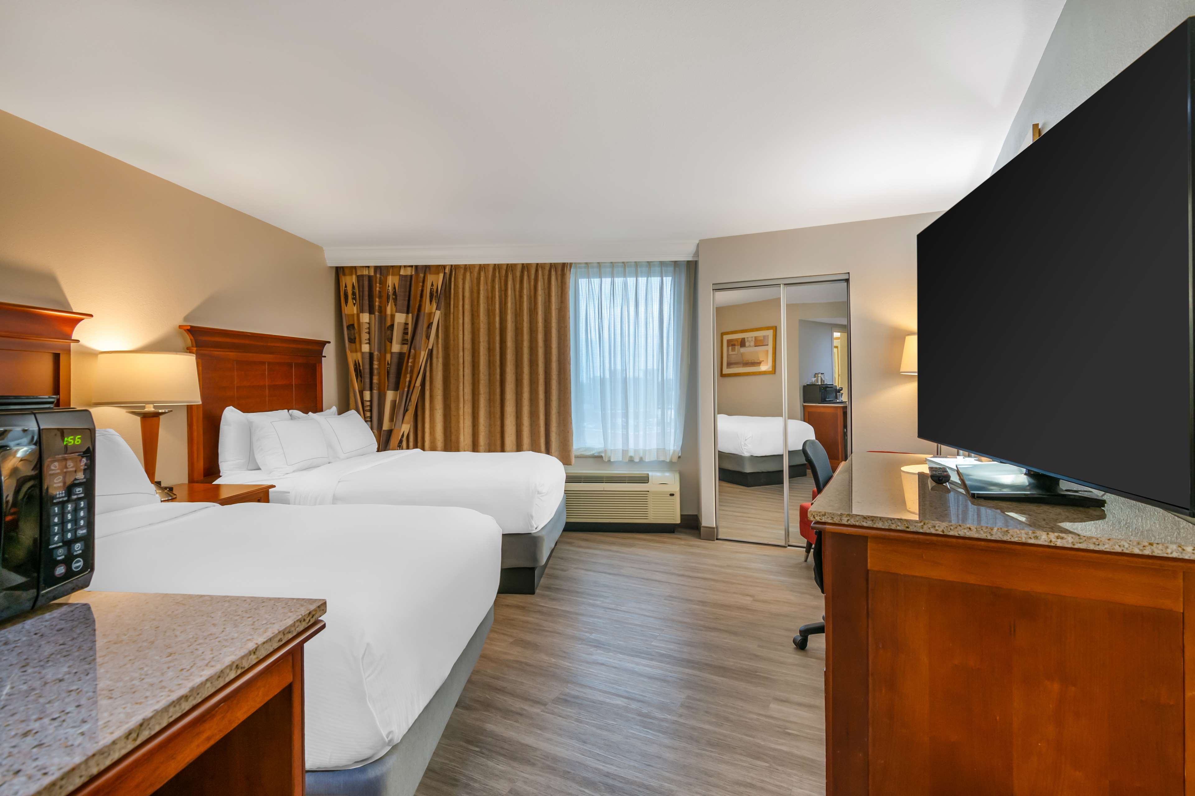 DoubleTree by Hilton Hotel Jefferson City - Tap to explore photos