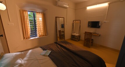 Haust Room Type - AC Deluxe Queen Room