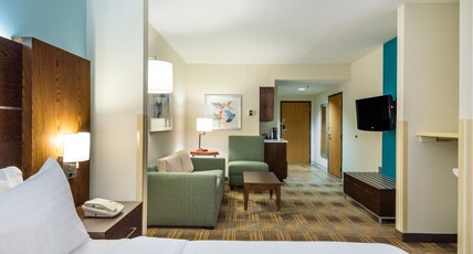 Holiday Inn Express & Suites GRENADA Room Type - 1 King Bed Suite Comm Access
