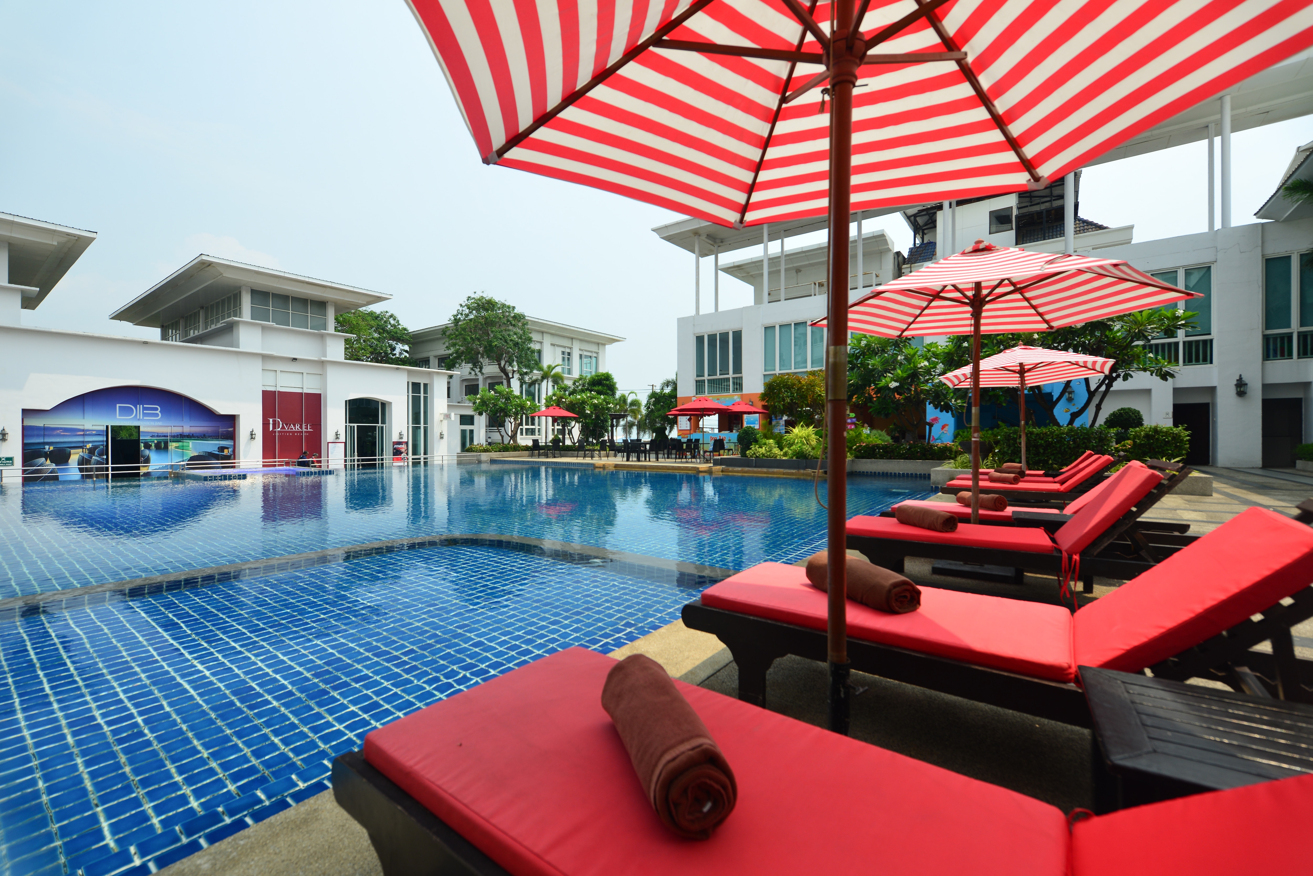 D VAREE JOMTIEN BEACH PATTAYA HOTEL - Tap to explore photos