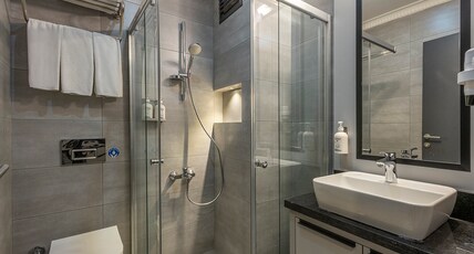 Garner Hotel ISTANBUL - AIRPORT ARNAVUTKOY Room Type - 1 Queen 1 Single Premium
