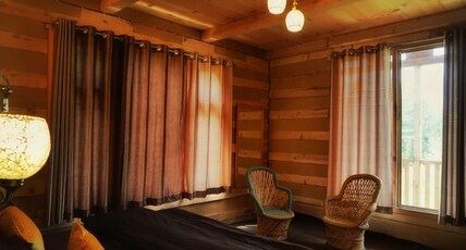 YAARI Shangarh Room Type - Deluxe double room with mountain view balcony