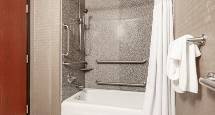 Crowne Plaza MILWAUKEE SOUTH Room Type - 1 King Standard Mobility Accessible Tub