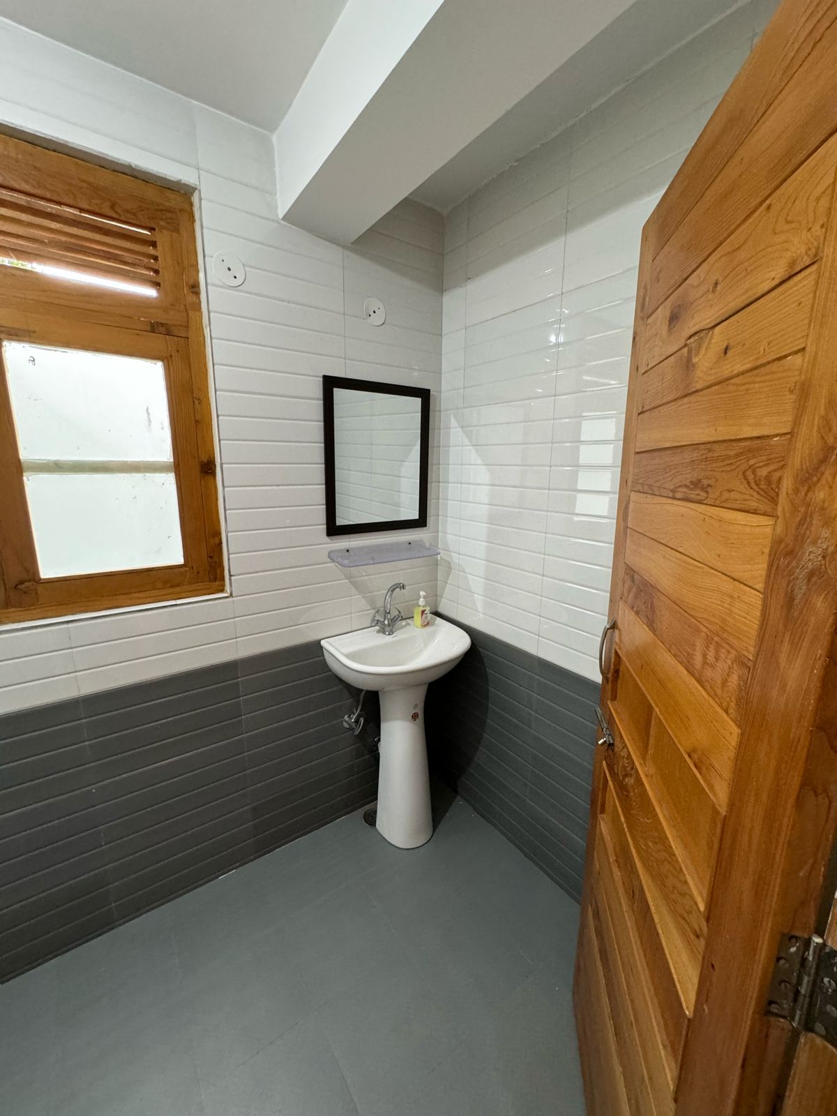 La Breezy Hotels - Tap to explore photos