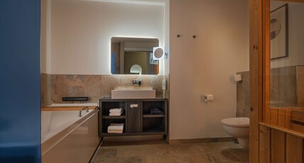 Haven Hotel Rotterdam, Curio Collection by Hilton Room Type - KG JUN SPA SUITE HARBOUR V