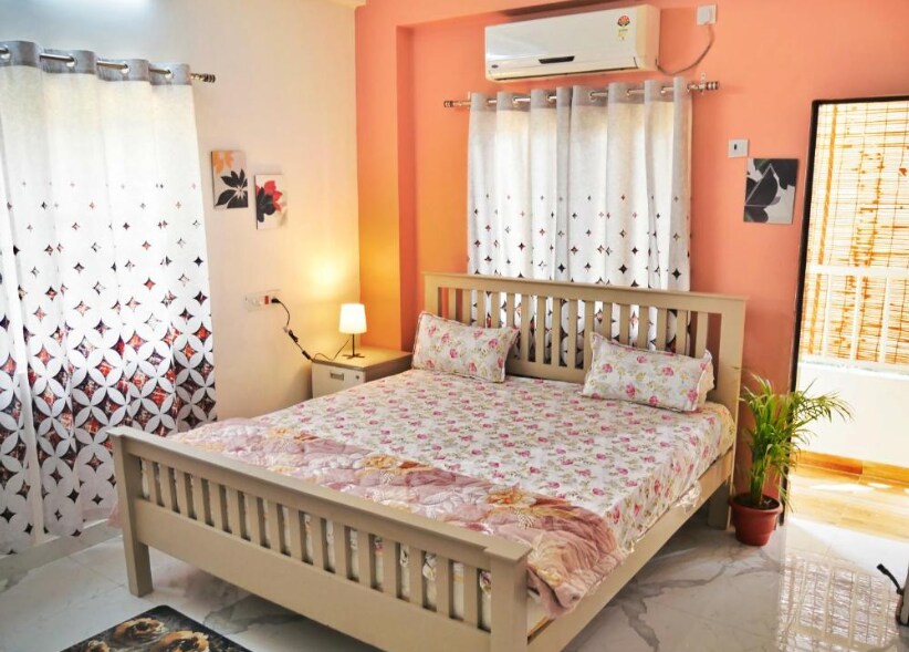 Cityscape Comfort - Stylish 3BHK Central Getaway - Tap to explore photos
