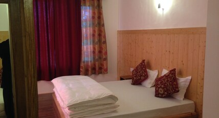 Radhu's Boutique Inn | Rooms & Restaurant Room Type - Wooden Room with Mountain View