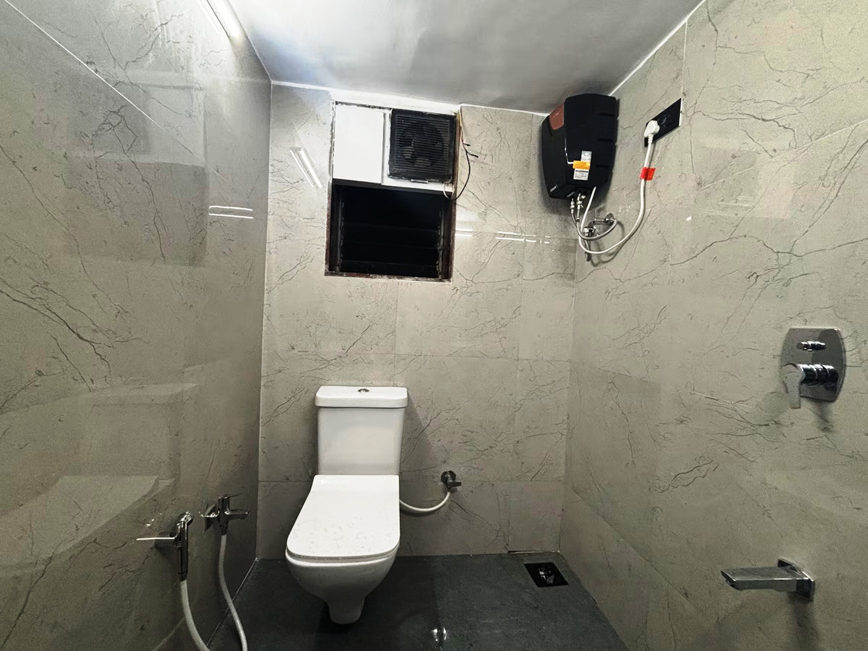 4 Ensuite Cozy Place Hub of Mumbai Andheri - Tap to explore photos