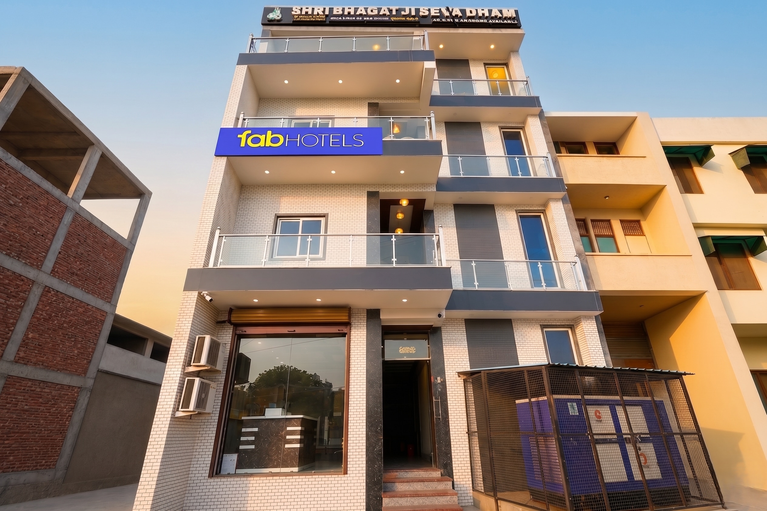 FabHotel Shri Bhagat Ji Sewa Dham - 250m from prem mandir - Tap to explore photos