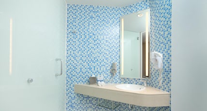 Holiday Inn Express Baruna Bali Room Type - 1 Queen Standard With Free Breakfast Holiday Inn Express Baruna Bali Room Type - 1 Queen Standard With Free Breakfast