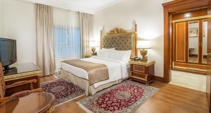 Sunday Hotel Holiday international Dubai Room Type - Executive Suite