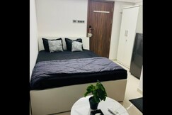 RiverEdge Studio Near Airport Couple Friendly