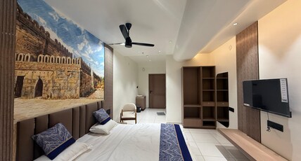 Hotel Divine Room Type - Gold Room City View - All Meals