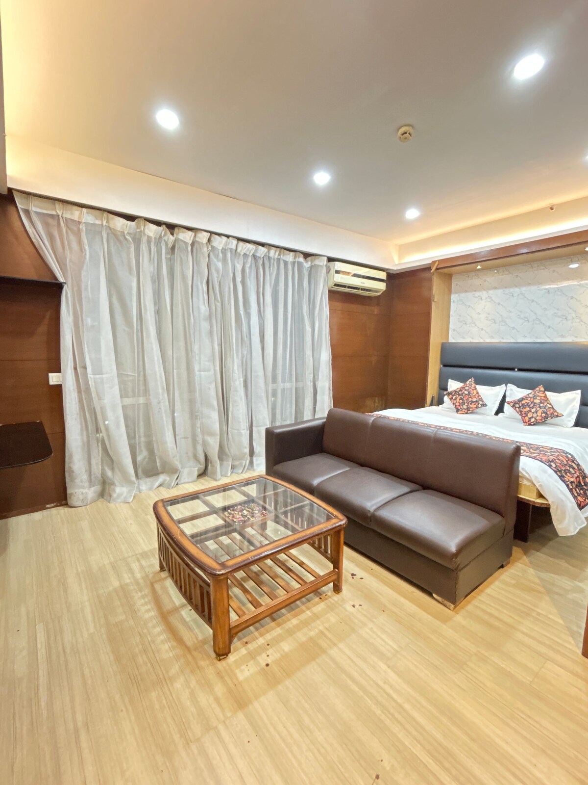 Cozy Cube Studio Apartment In Gomtinagar - Tap to explore photos