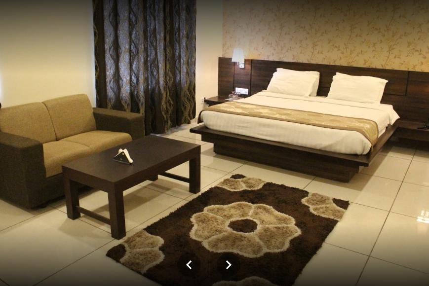 HOTEL BATRA CONTINENTAL - Tap to explore photos