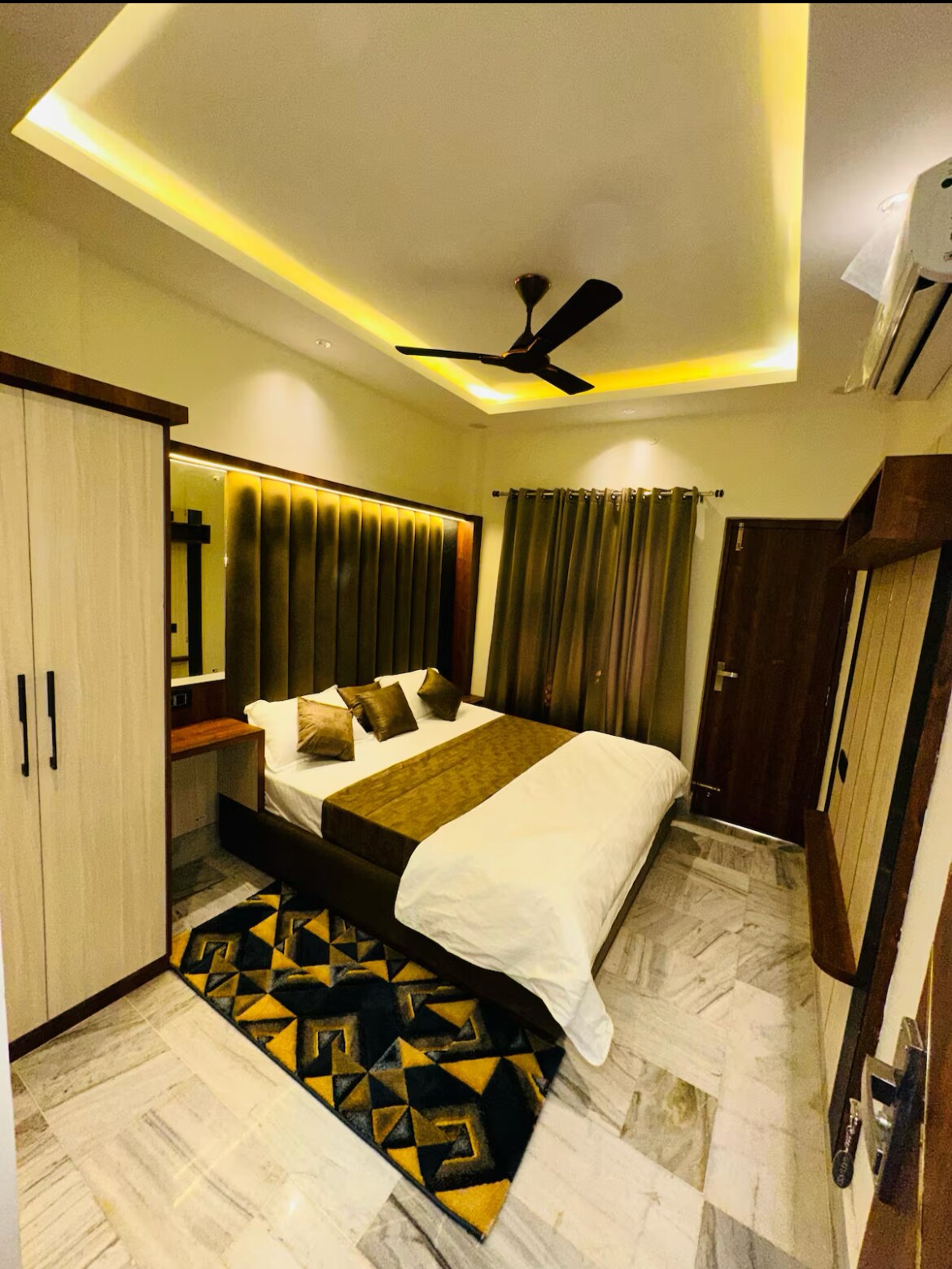 Stylish duplex in heart of Haridwar - Tap to explore photos