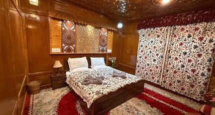 Houseboat New Manora Room Type - Room